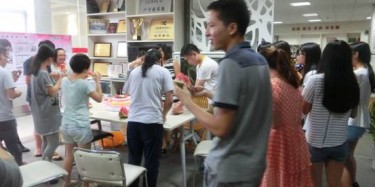 相親相愛一家人，畢加展覽為員工慶祝生日